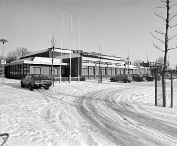 884125 Gezicht op de voorgevel van de nieuwe sporthal Zuilen (Burgemeester Norbruislaan 13) te Utrecht, in een ...